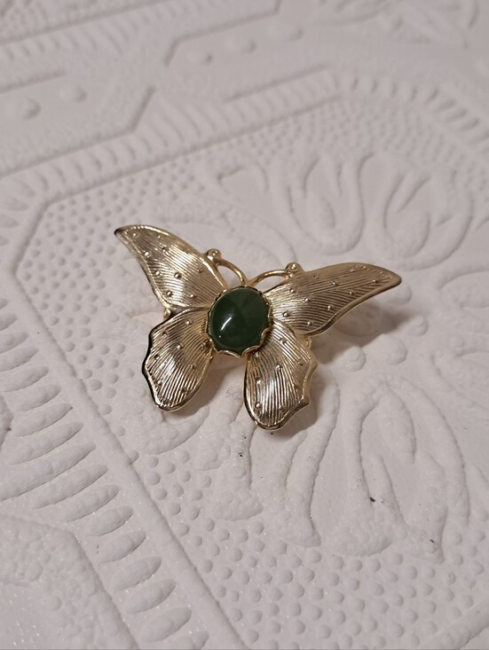 None Jewelry - Gold Tone Butterfly Brooch With Gemstone